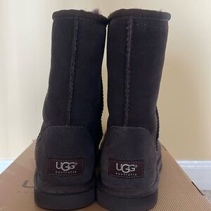 Women’s chocolate brown short Uggs